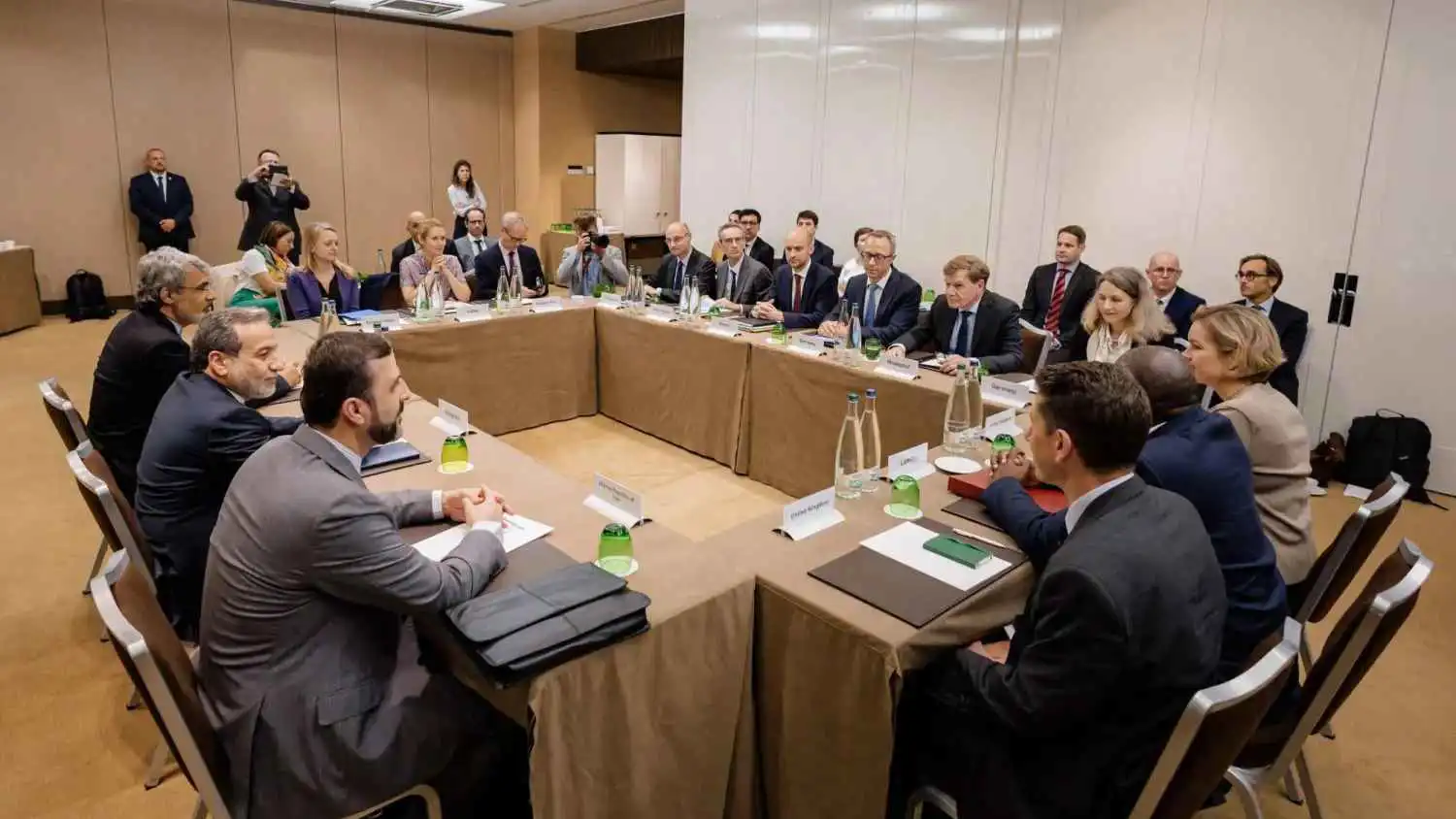 بشأن النووي والعقوبات.. اجتماع بين إيران و"الترويكا" في جنيف