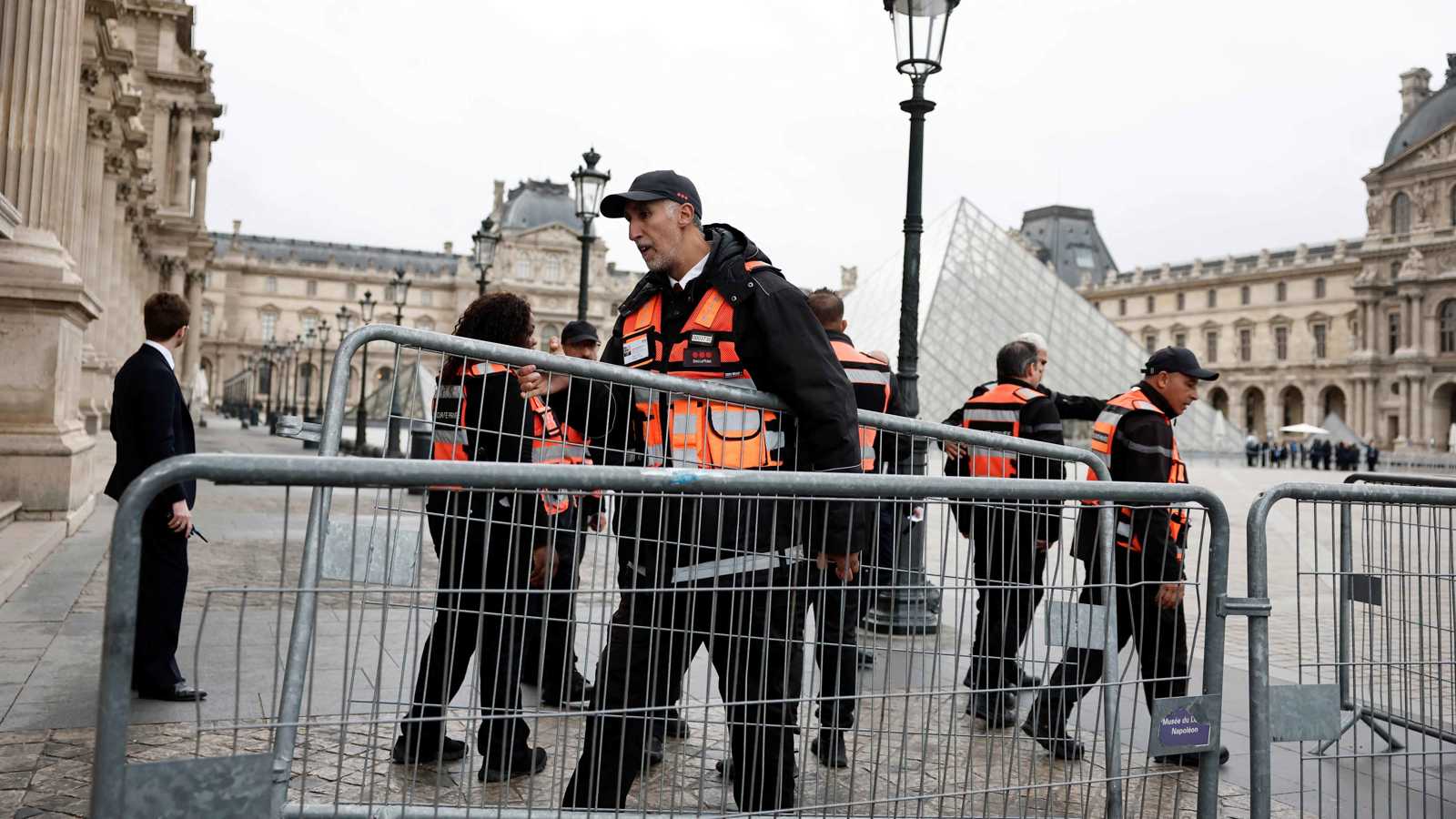 بعد "السرقة الصادمة".. اللوفر ينقل مجوهرات ثمينة إلى قبو شديد الحراسة