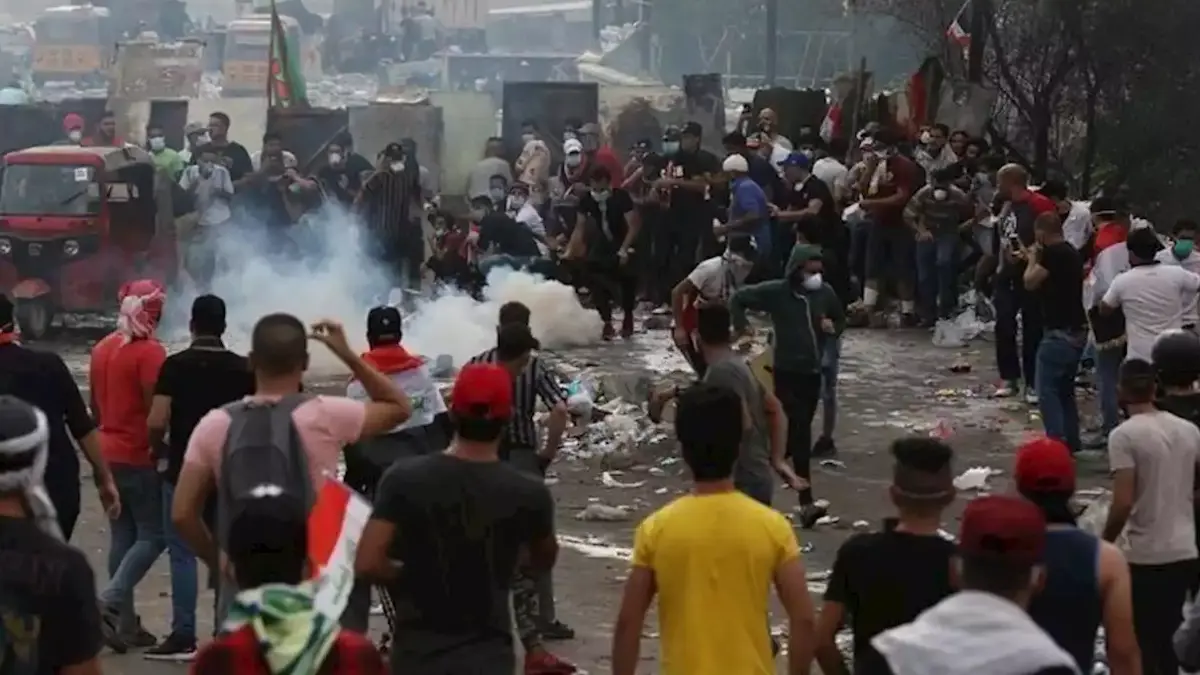 ذي قار العراقية.. مقتل متظاهرين اثنين وإضرام النار بمخزن ذخيرة للشرطة