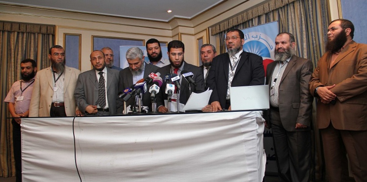 الأمن المصري يلاحق برلمانيًا في حزب النور السّلفي لتورطه بتجارة العملة