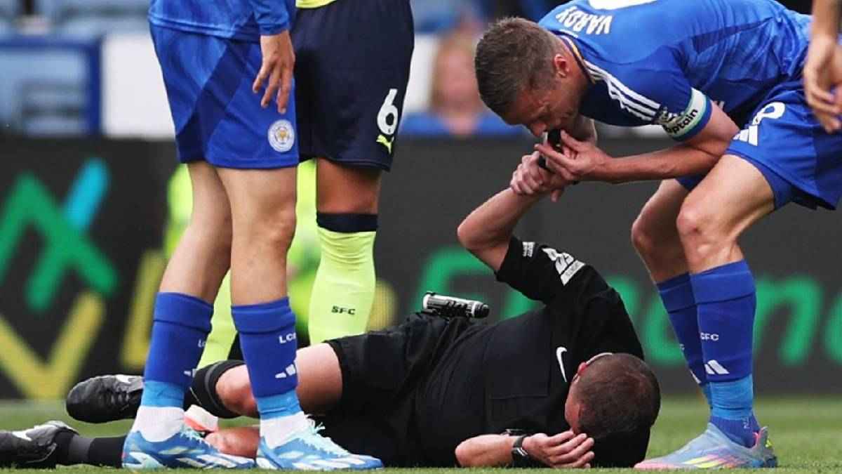 تصرف جنوني من "فاردي" بعد إصابة حكم لقاء ليستر سيتي وساوثامبتون (فيديو)