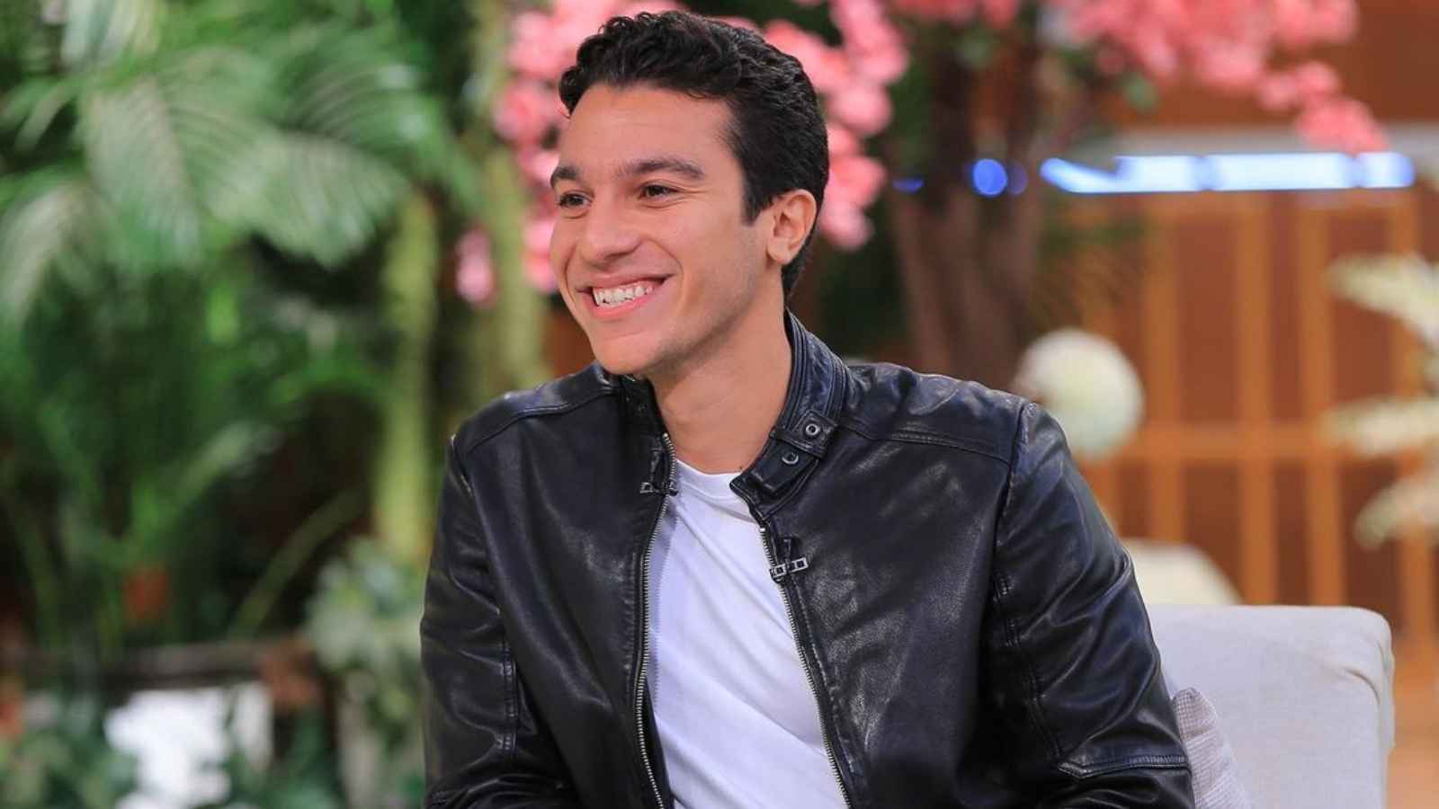 مصر.. معجبة تفاجئ فنانًا بـ "طلب غريب" على الهواء (فيديو)