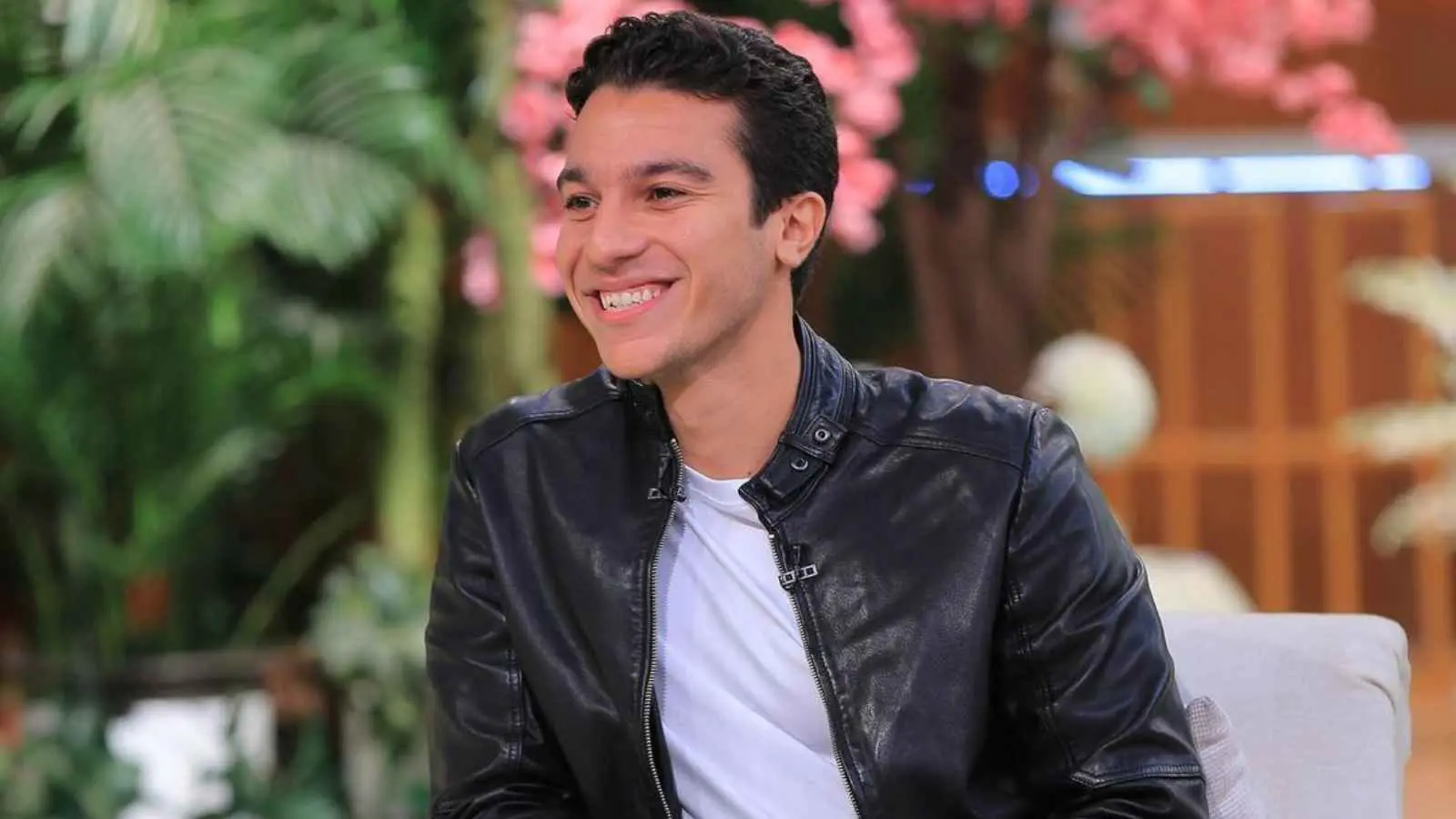 مصر.. معجبة تفاجئ فنانًا بـ "طلب غريب" على الهواء (فيديو)