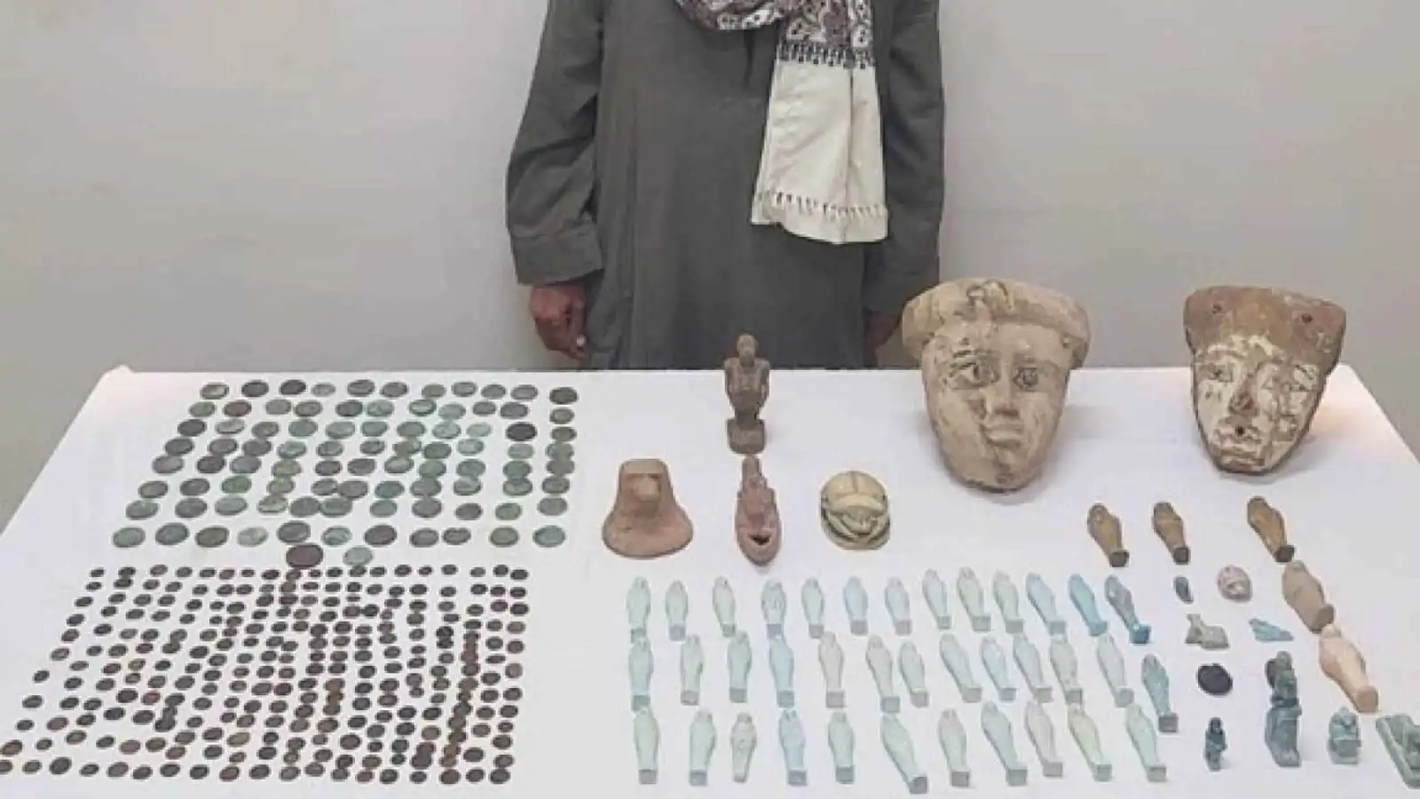 مصر تضبط مئات القطع الأثرية قبل تهريبها (صور)