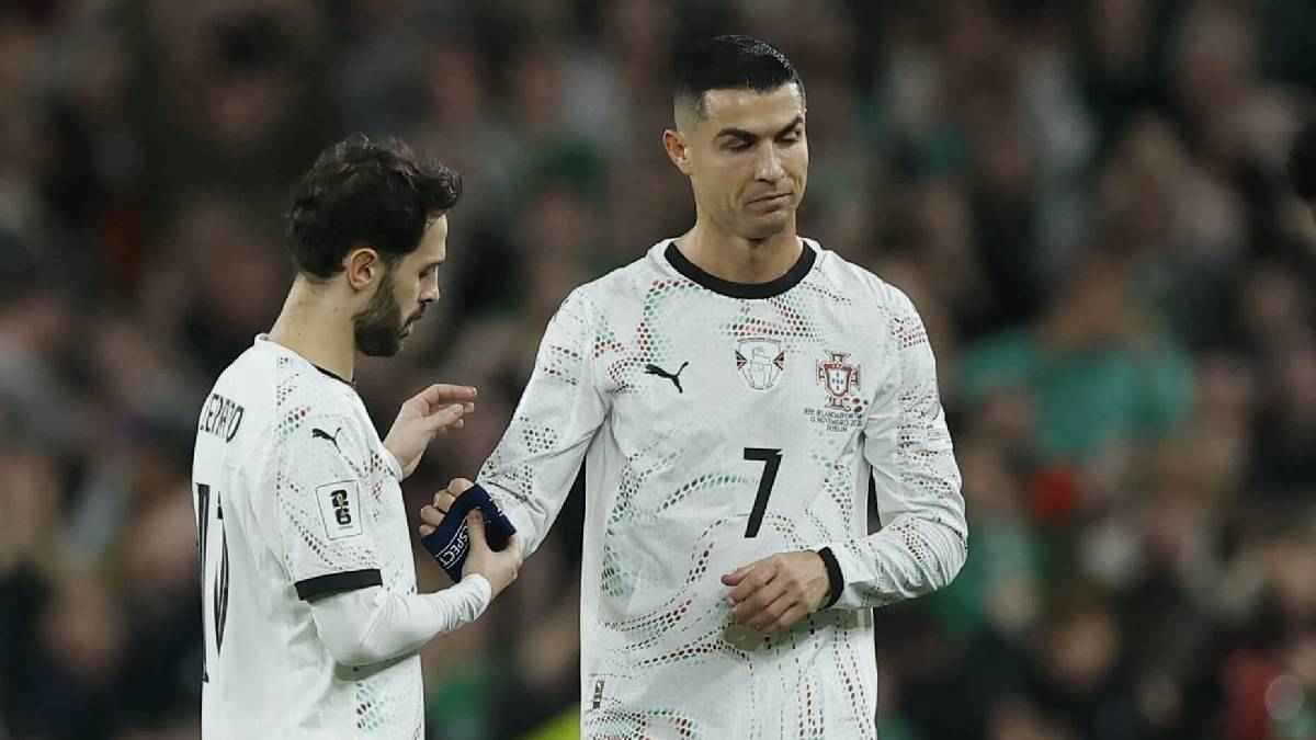 نفس "الضربة" ولم يُطرد.. هل يمنح الحكام حصانة لميسي أكثر من رونالدو؟  (فيديو)