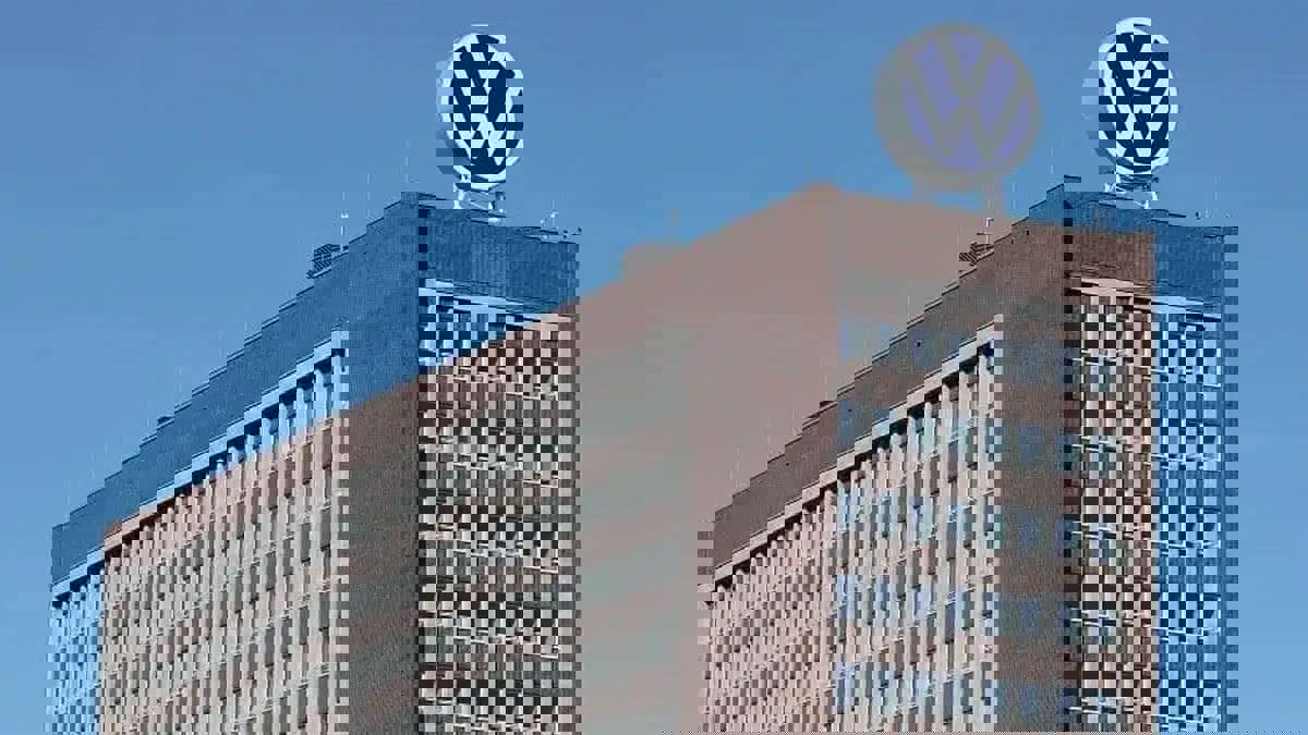 "فولكسفاغن" تعلن بيع أصولها في روسيا لشركة محلية