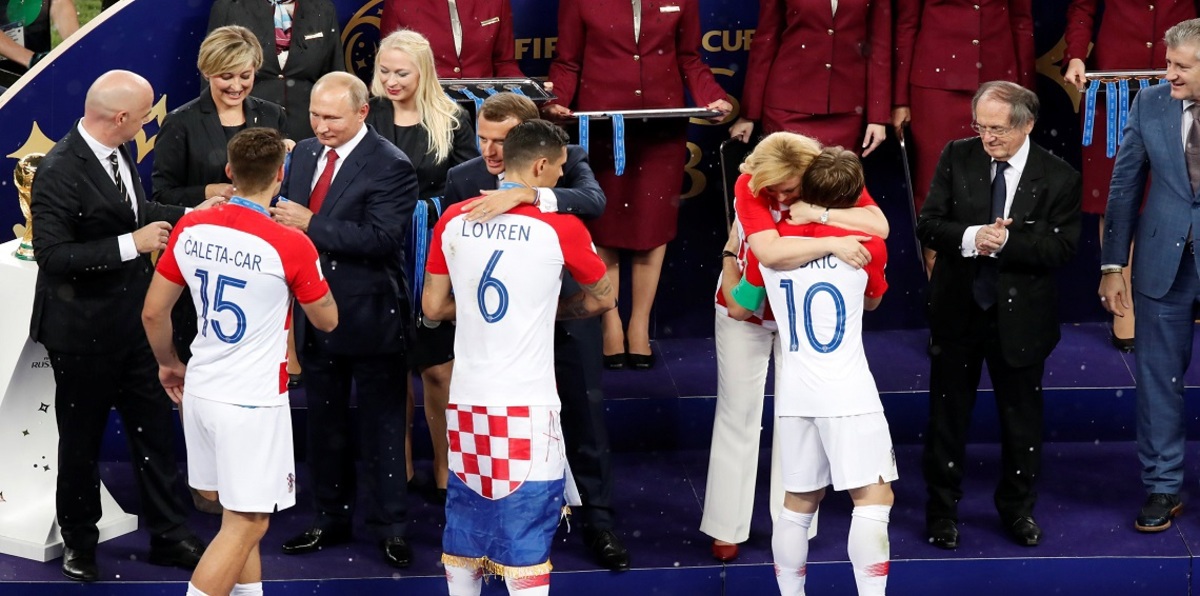 عناق مودريتش ورئيسة كرواتيا ورقصة رونالدينهو وسجدة بوغبا أبرز مشاهد الليلة الأخيرة في كأس العالم 2018