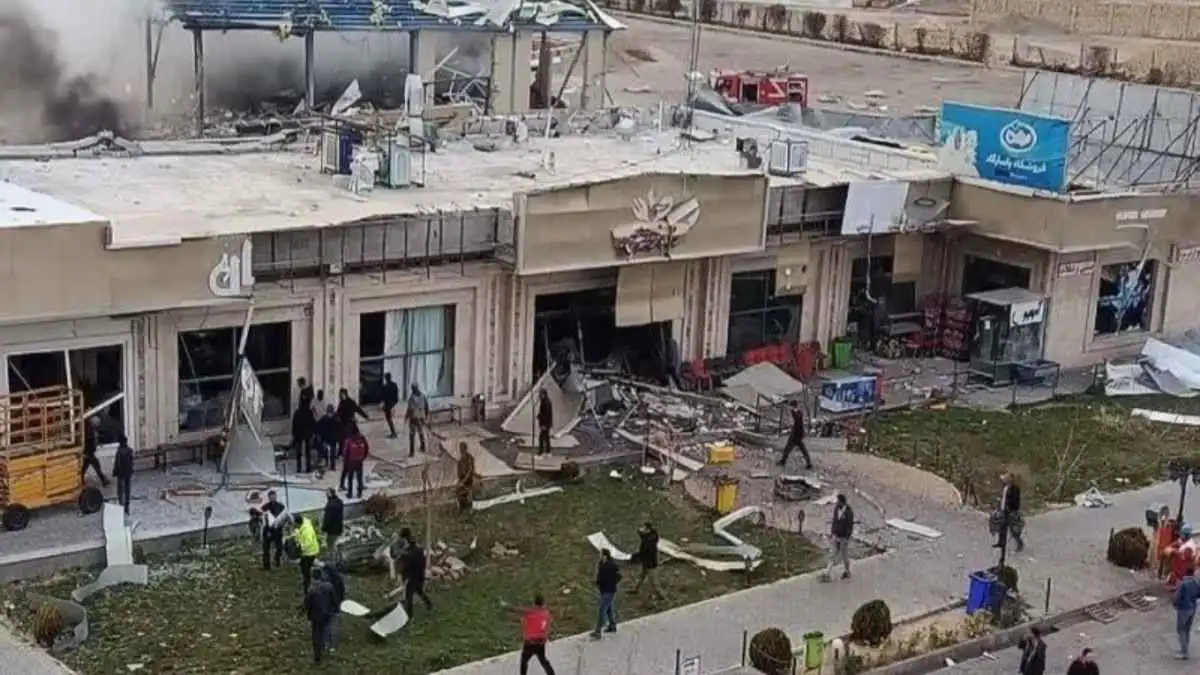 مقتل 30 شخصا في غارات جوية استهدفت مجمع خدمات شمال إيران