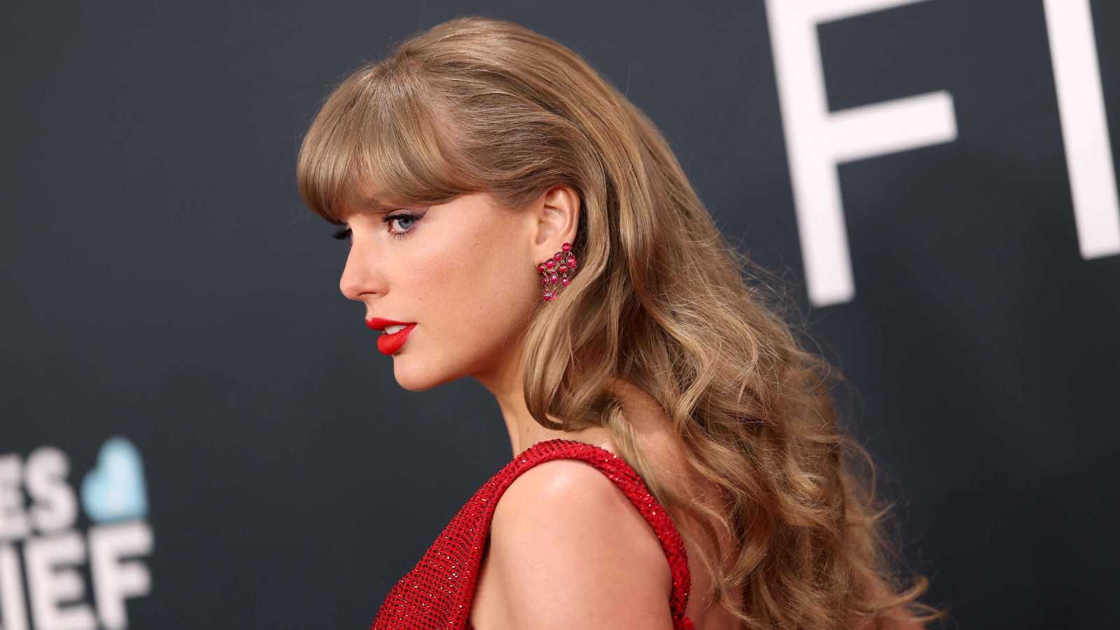 "رغيف خبز".. هدية تايلور سويفت لسيلينا غوميز وخطيبها