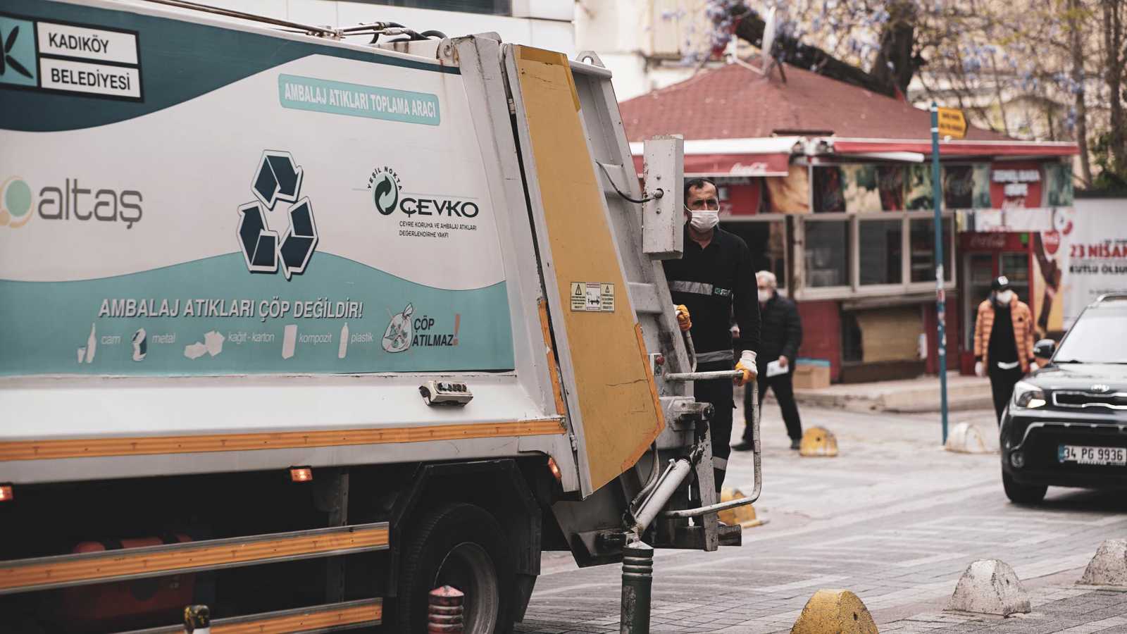 كاميرا ترصد لحظة دهس فتى بشاحنة قمامة (فيديو)