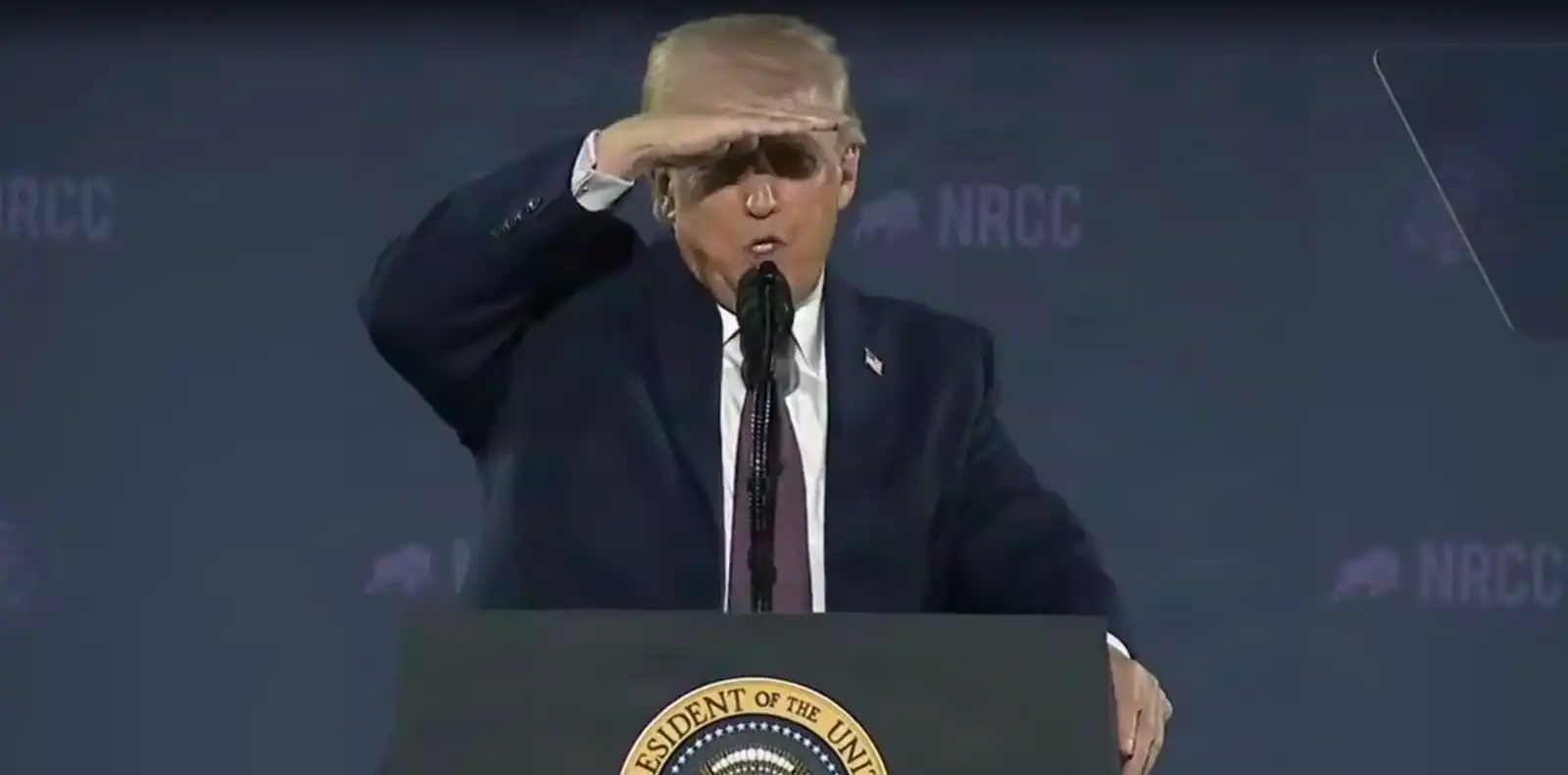 ترامب يحاول البحث بين الحضور 