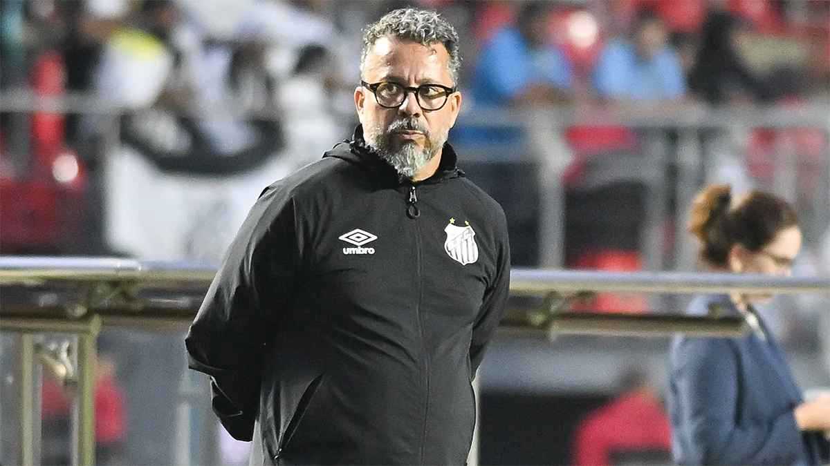 سانتوس يُقيل مدربه شافيير بعد هزيمة مذلة أمام فاسكو