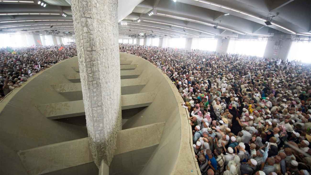 في أول أيام التشريق.. حجاج بيت الله يواصلون رمي الجمرات (فيديو)