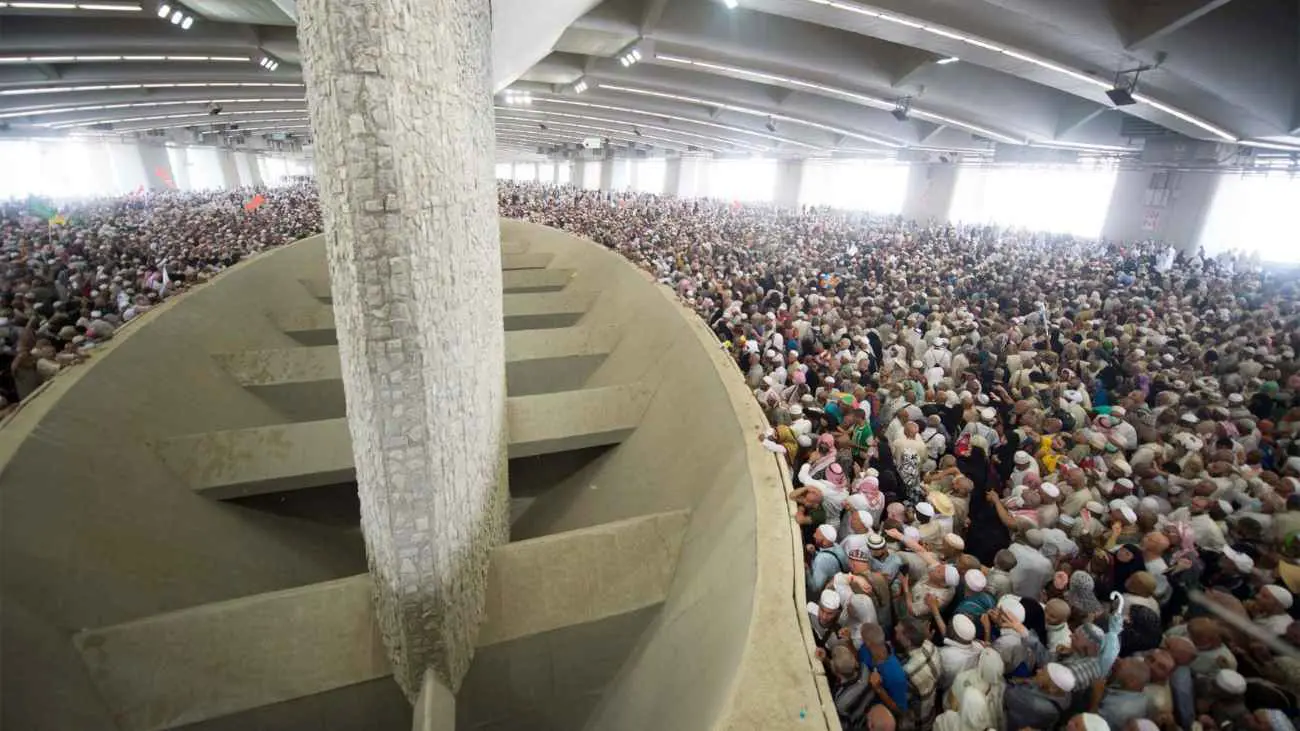 في أول أيام التشريق.. حجاج بيت الله يواصلون رمي الجمرات (فيديو)