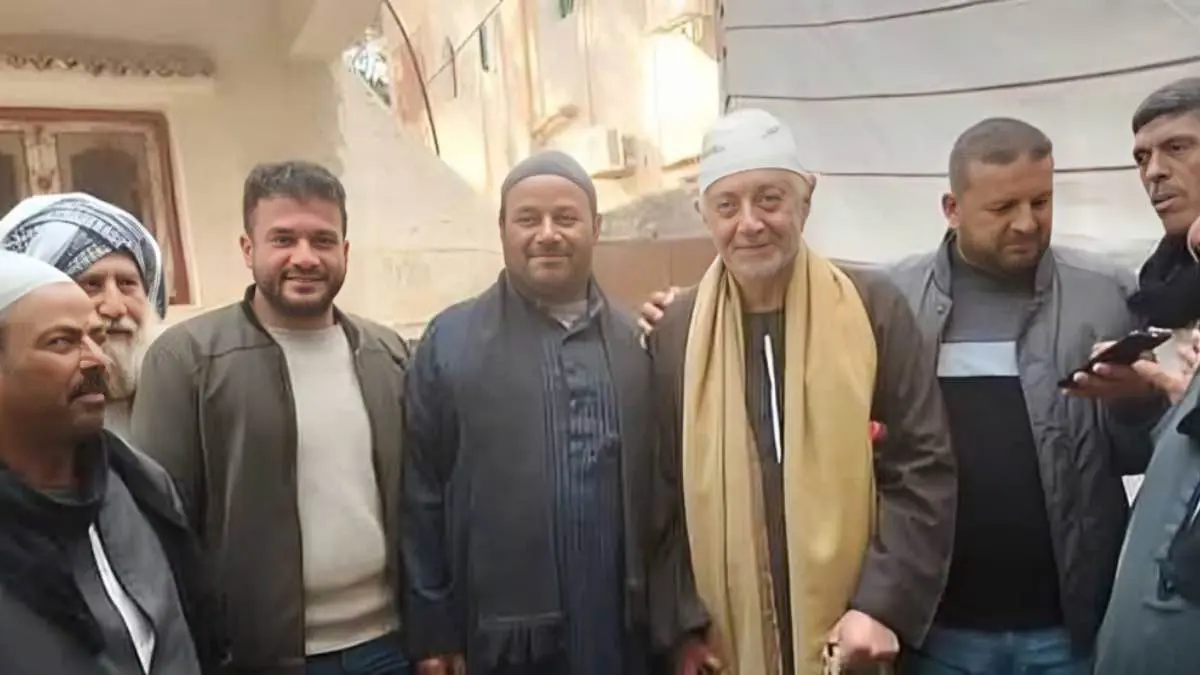 بالجلباب الصعيدي.. عبد العزيز مخيون يدفع دية القتل الخطأ عن ابنه