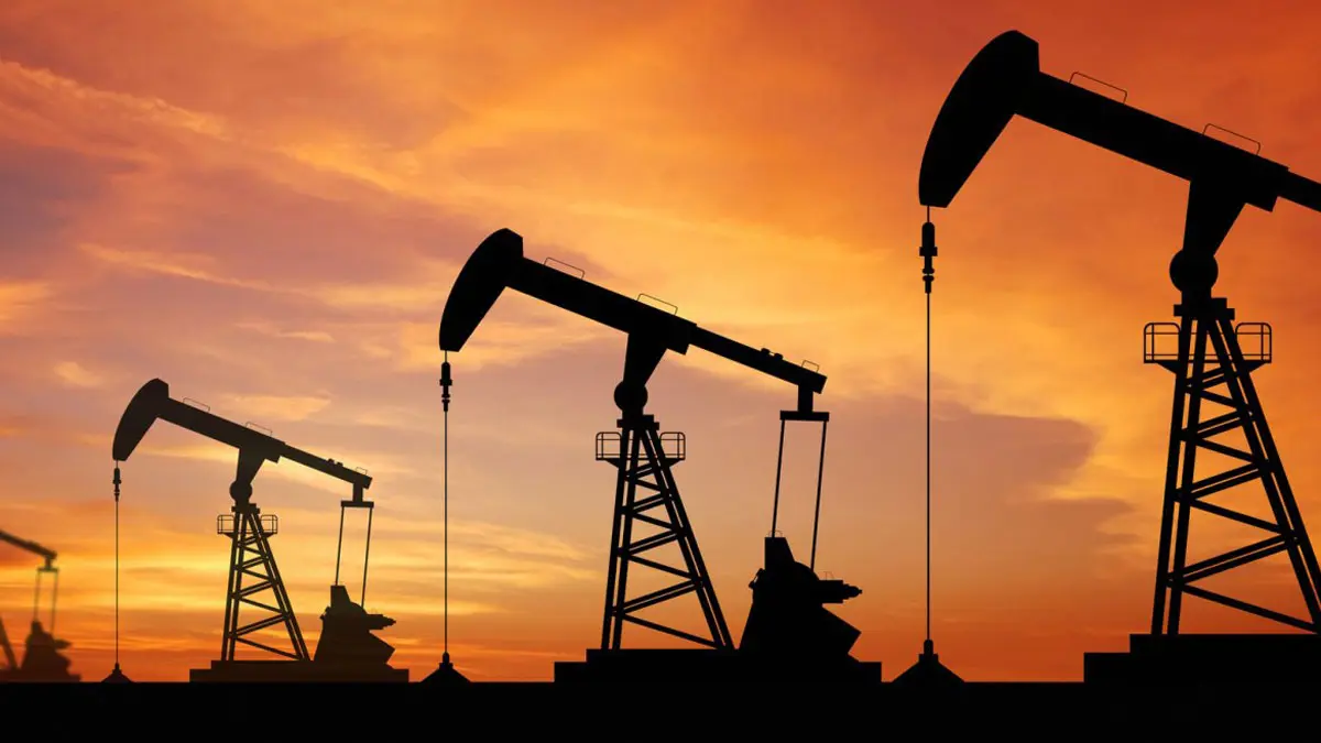 النفط يقلص مكاسبه بعد تصعيد أمريكا نزاعها التجاري مع الصين