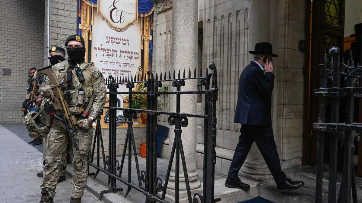 "أصحاب اليمين".. جماعة غامضة موالية لإيران تتبنّى هجمات بأوروبا