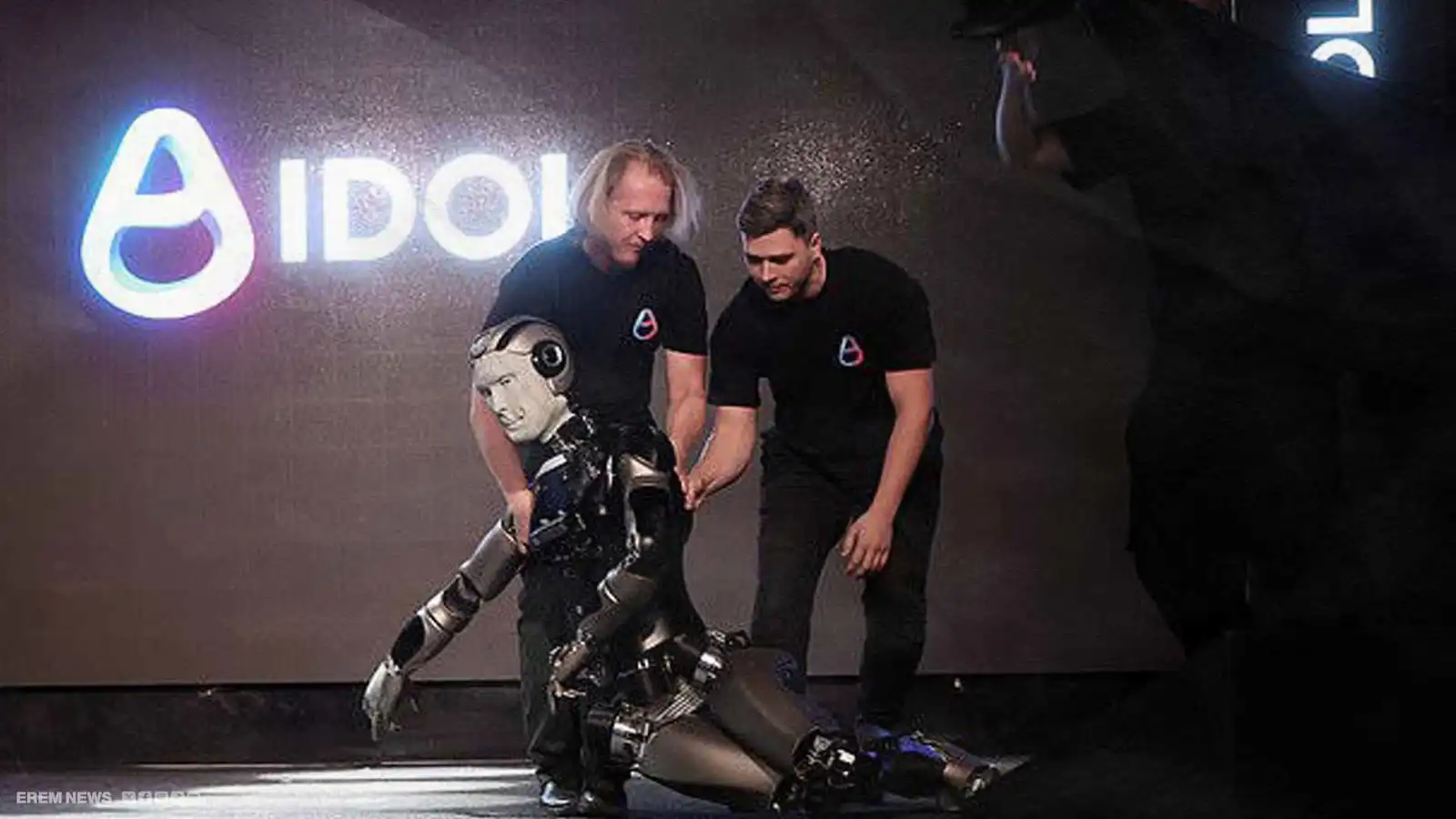 سقط على وجهه.. روبوت روسي يفقد الوعي في أول إطلالة