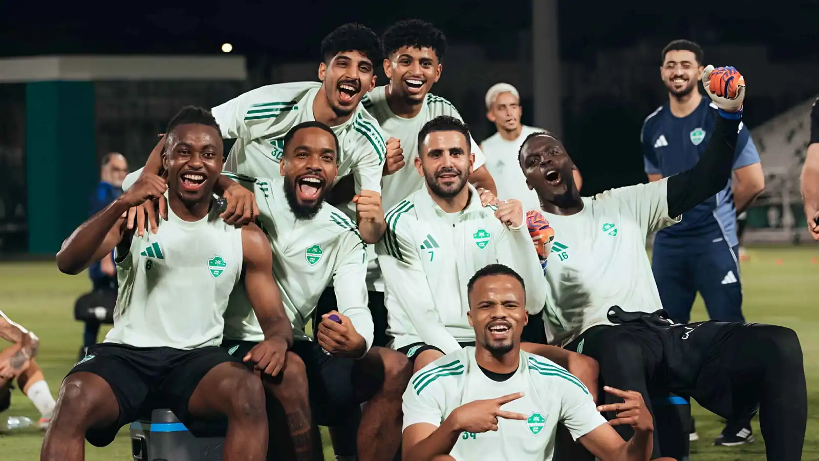 الأهلي السعودي يعلن تجديد عقد نجمه بفيديو مبهر (شاهد)