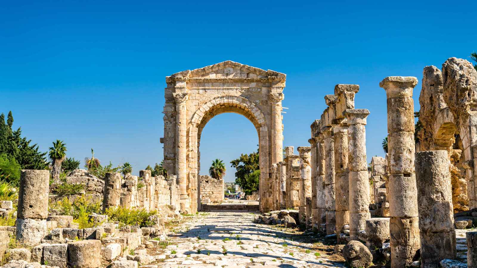 "فايننشال تايمز": القصف الإسرائيلي دمر المواقع التراثية اللبنانية