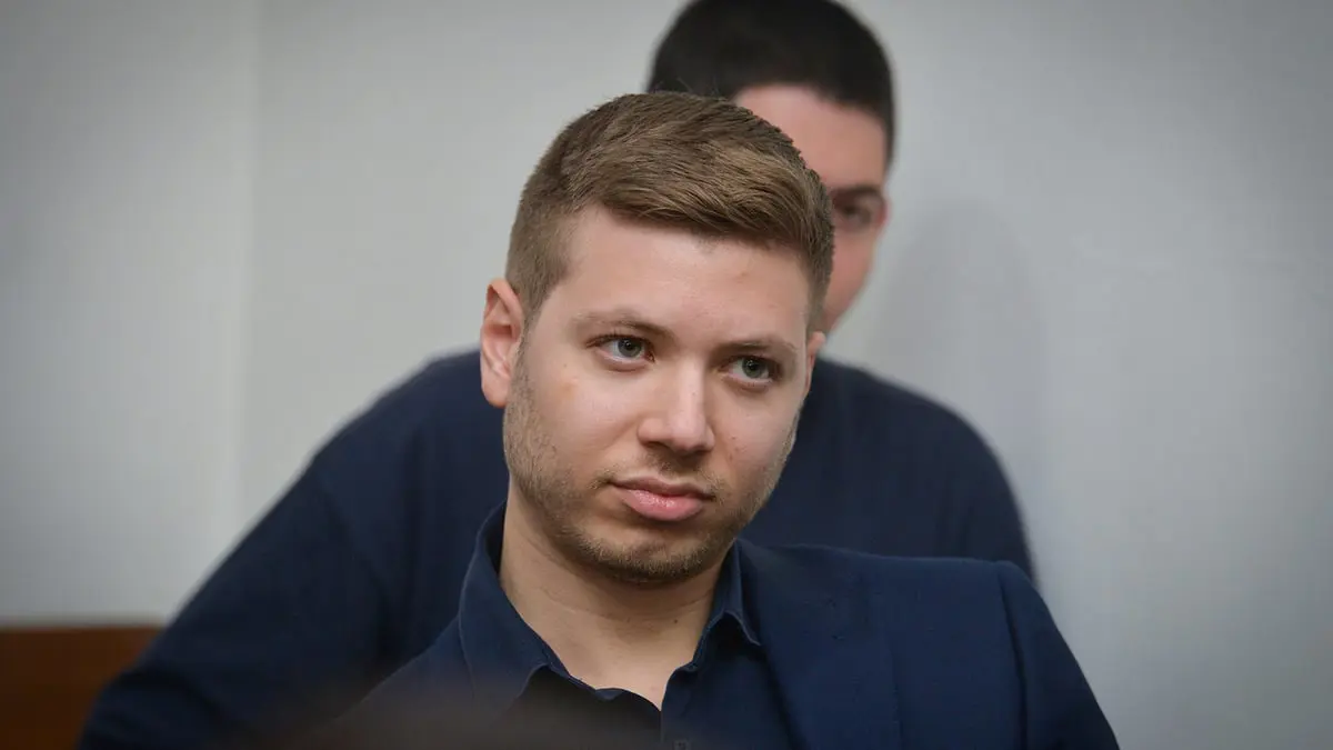 نتنياهو وزوجته يطالبان نجلهما "يائير" بالتوقف عن التغريد