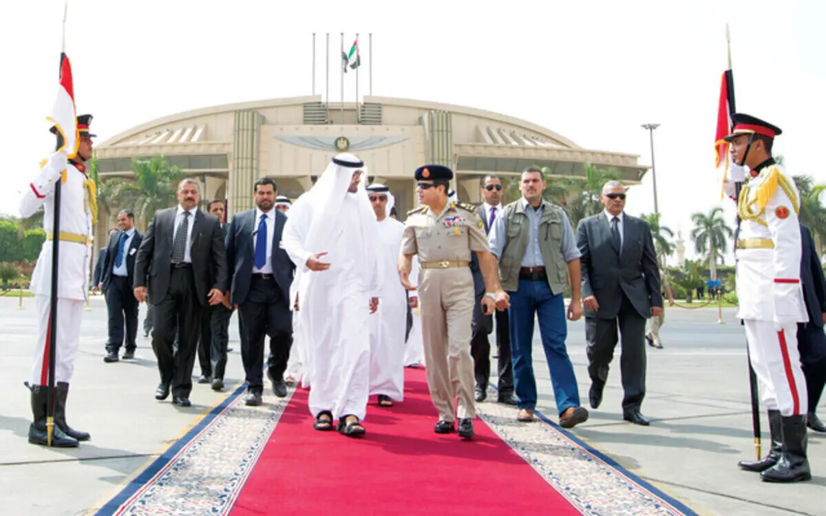 الشيخ محمد بن زايد آل نهيان يشيد بالجيش المصري