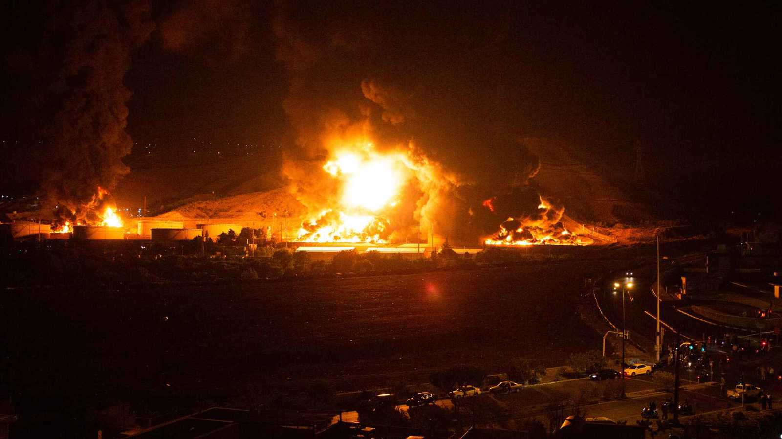 انفجار عنيف يهز قاعدة للبحرية الإيرانية بمدينة جاسك (فيديو)