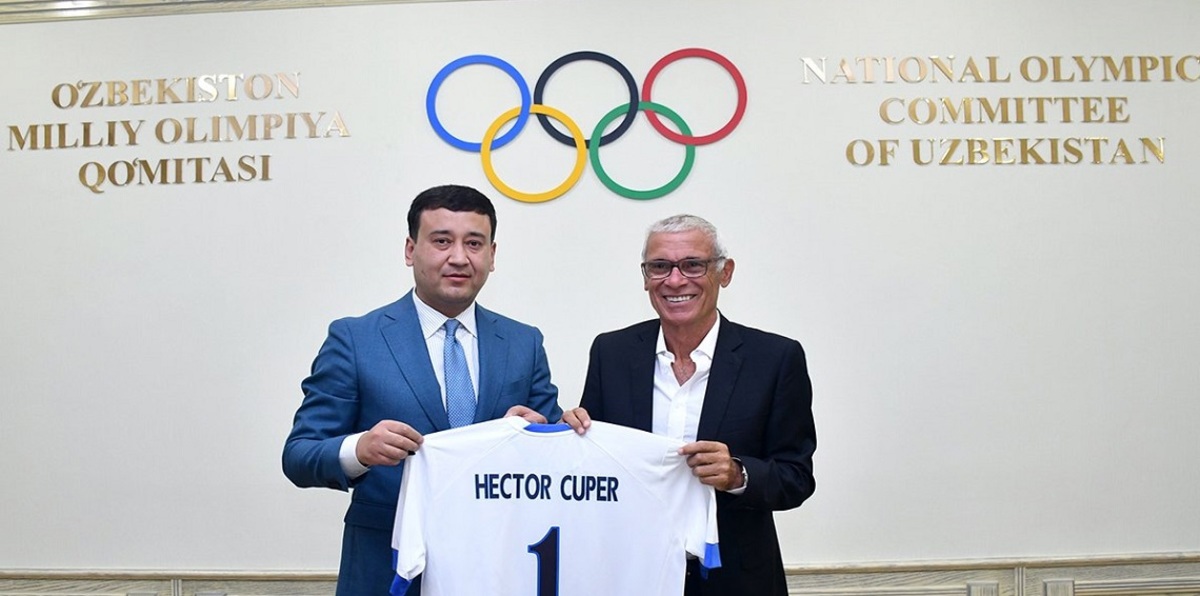 هيكتور كوبر يصل أوزبكستان لقيادة منتخبها وسط استقبال حافل (صور وفيديو)