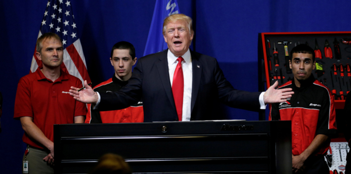 ترامب يوقع أمرًا تنفيذيًا يقلل نسبة تعيين الأجانب بالشركات الأمريكية