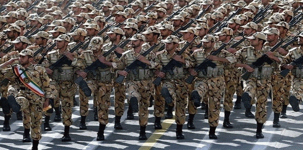 قوات "الباسيج" الإيرانية ترتدي الأكفان في طهران