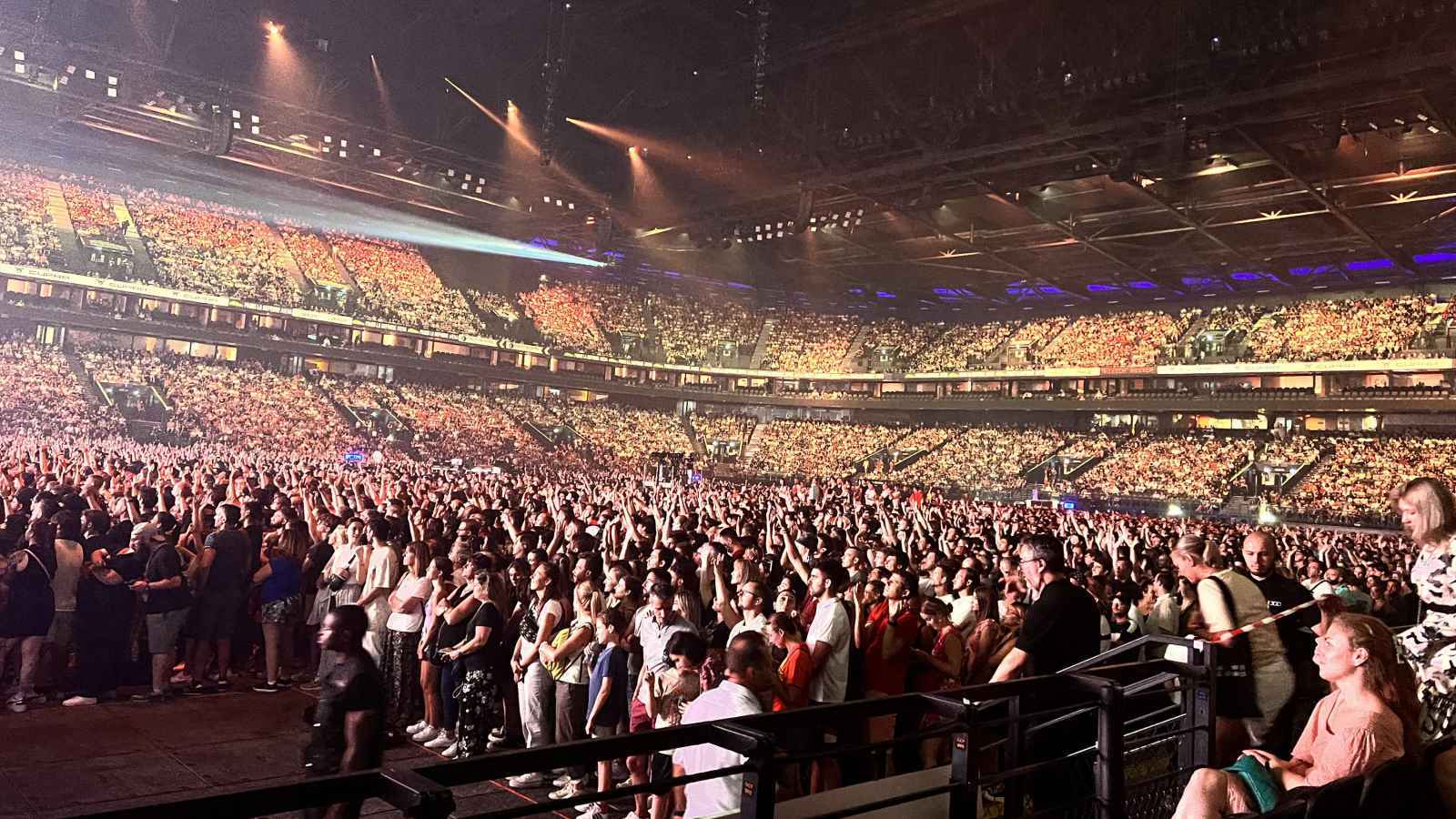 بعرض استثنائي.. نجوم الكيبوب يضيئون باريس لا ديفانس أرينا