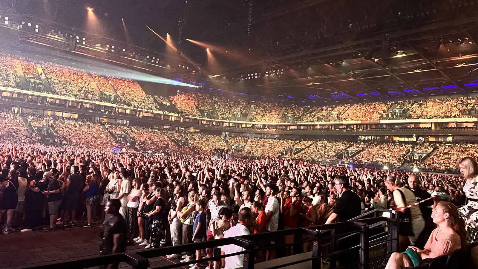 بعرض استثنائي.. نجوم الكيبوب يضيئون باريس لا ديفانس أرينا