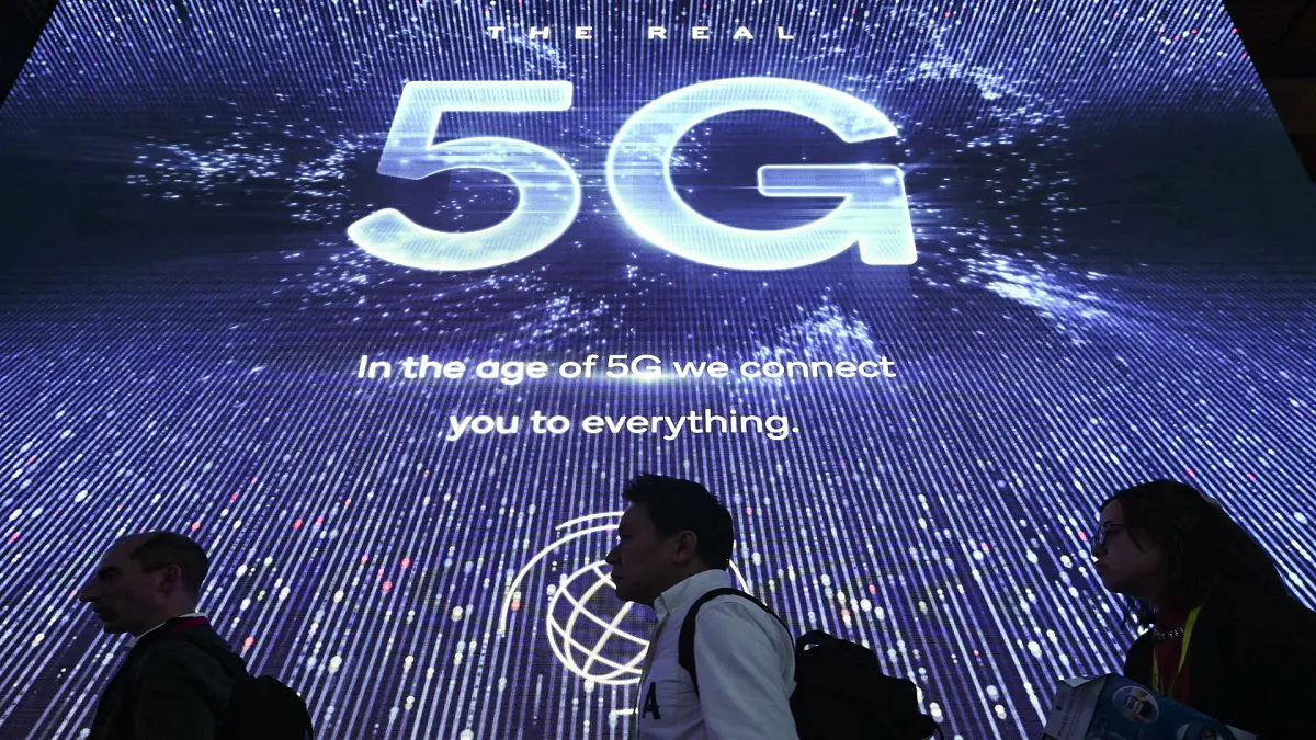 "هواوي" تطلق أول جهاز في العالم يدعم شبكات "5G" للسيارات ذاتية القيادة