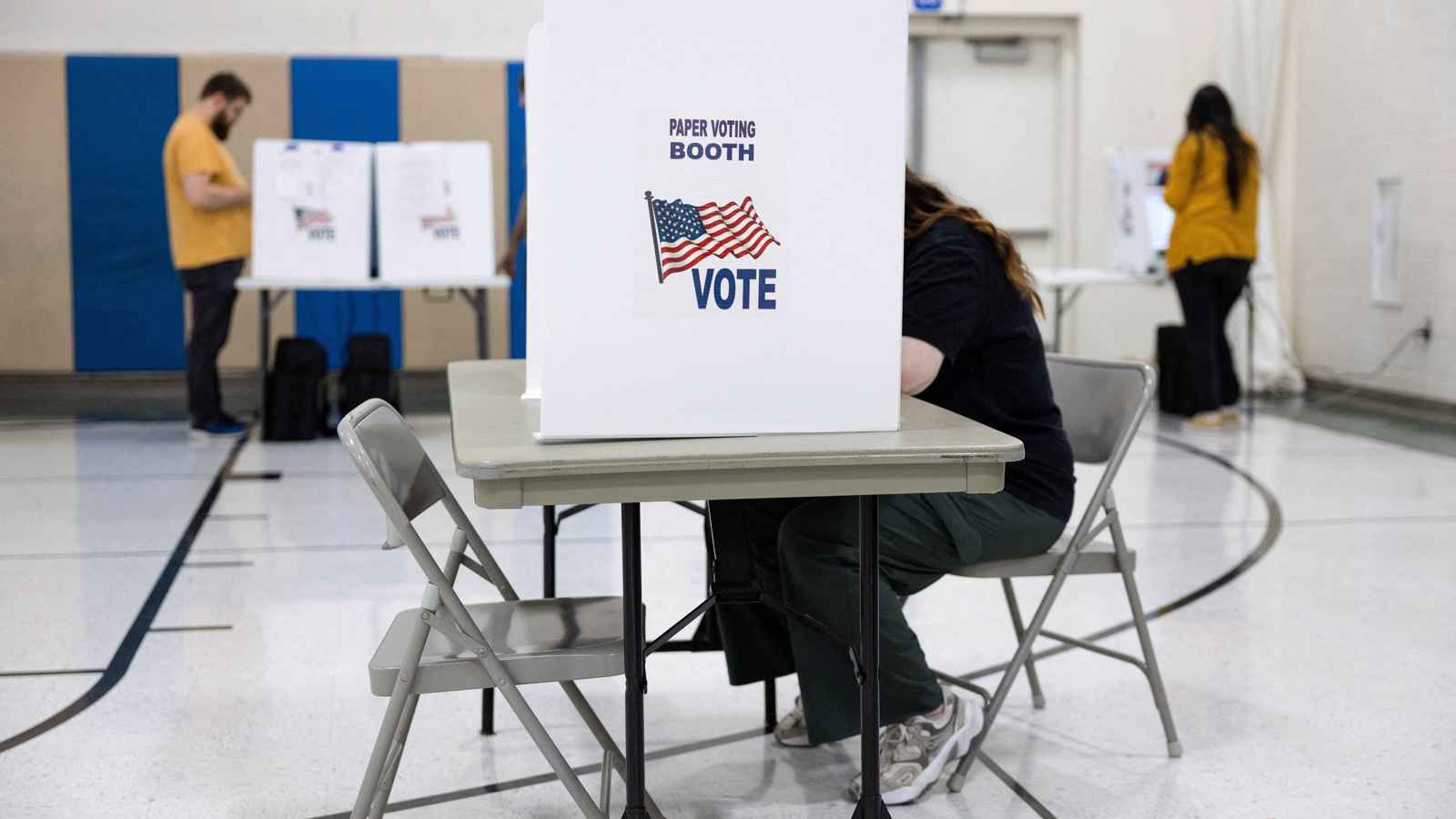 "القنابل الروسية" تلقي بظلالها على الانتخابات الأمريكية