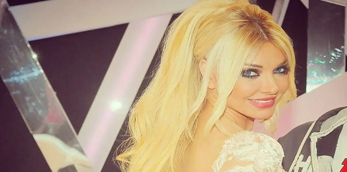 فيس بوك يجبر اللبنانية كلينيك على حذف صورة عارية