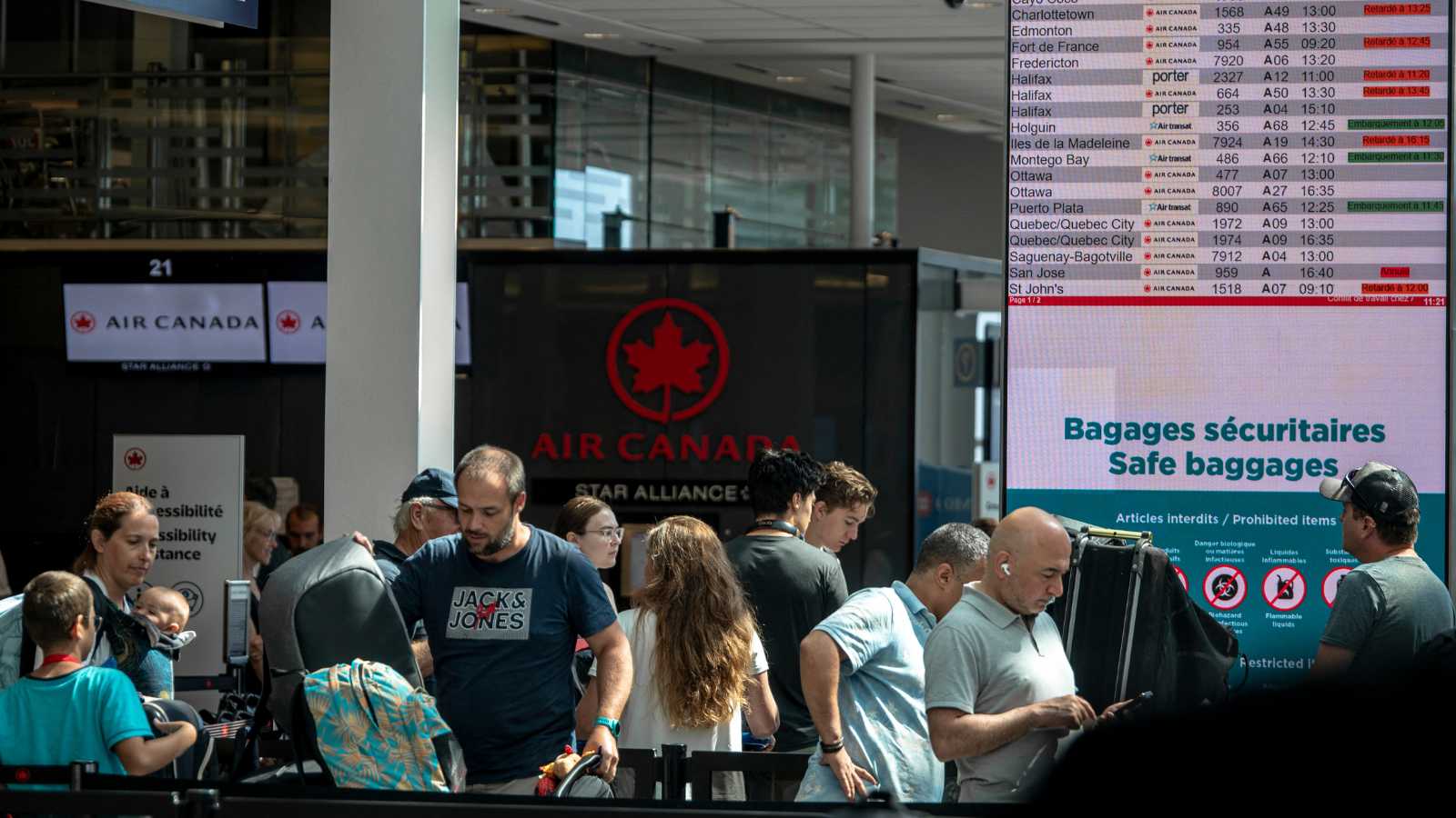 الحكومة الكندية تتدخل لحل أزمة إضراب مضيفي الطيران