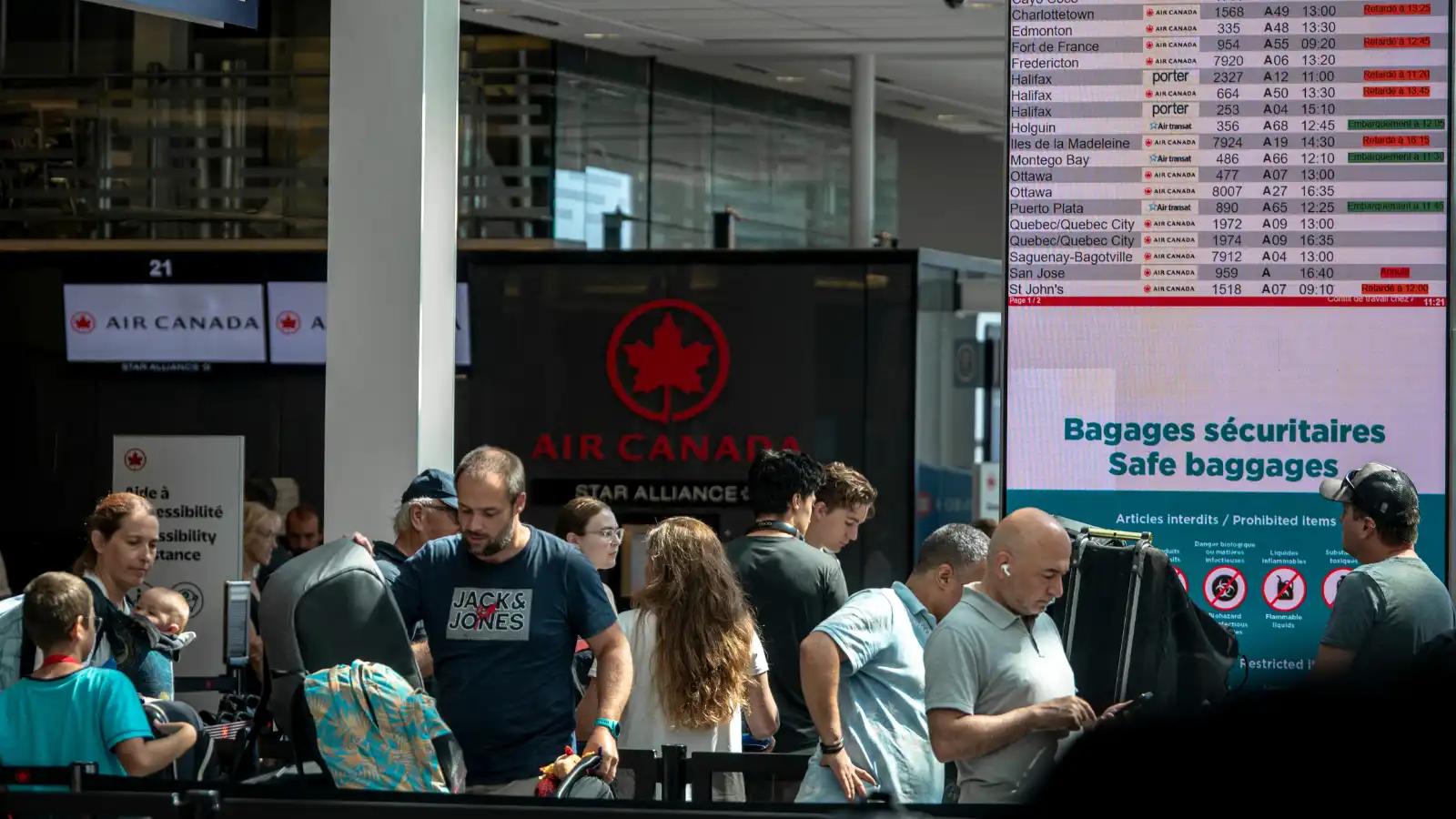 الحكومة الكندية تتدخل لحل أزمة إضراب مضيفي الطيران