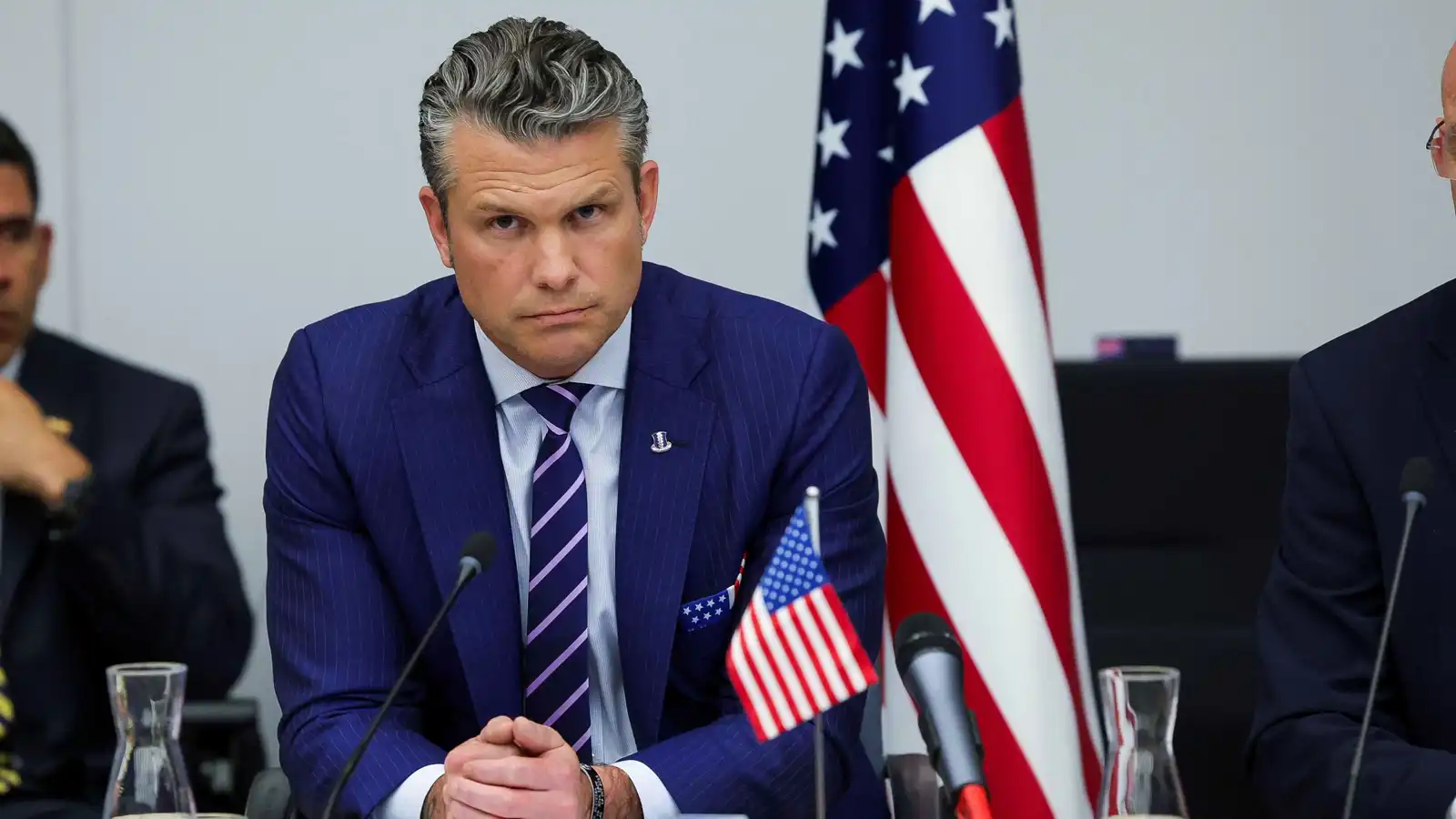 طائرة هيغسيث تهبط اضطرارياً في بريطانيا.. ماذا حدث؟