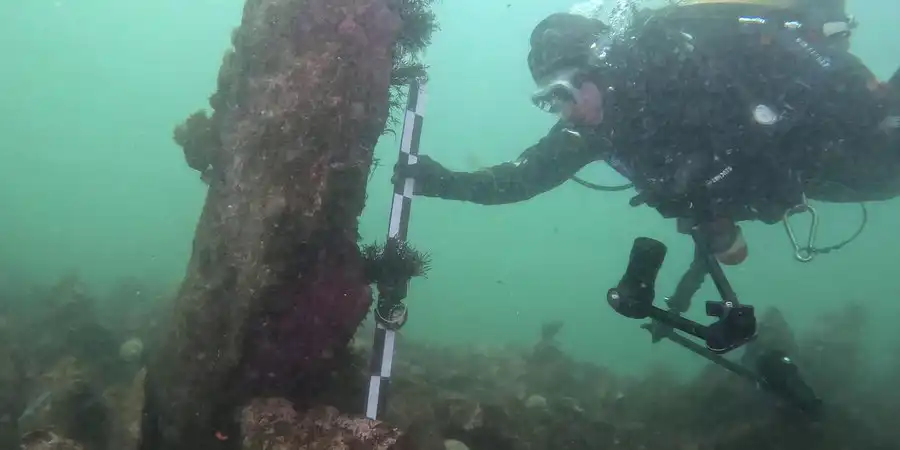 أحد الغواصين بجانب الاكتشاف الأثري