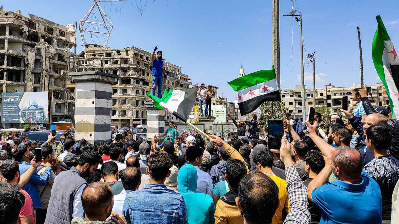 تظاهرة في حمص رفضاً لـ"التواطؤ مع إسرائيل" (صور)