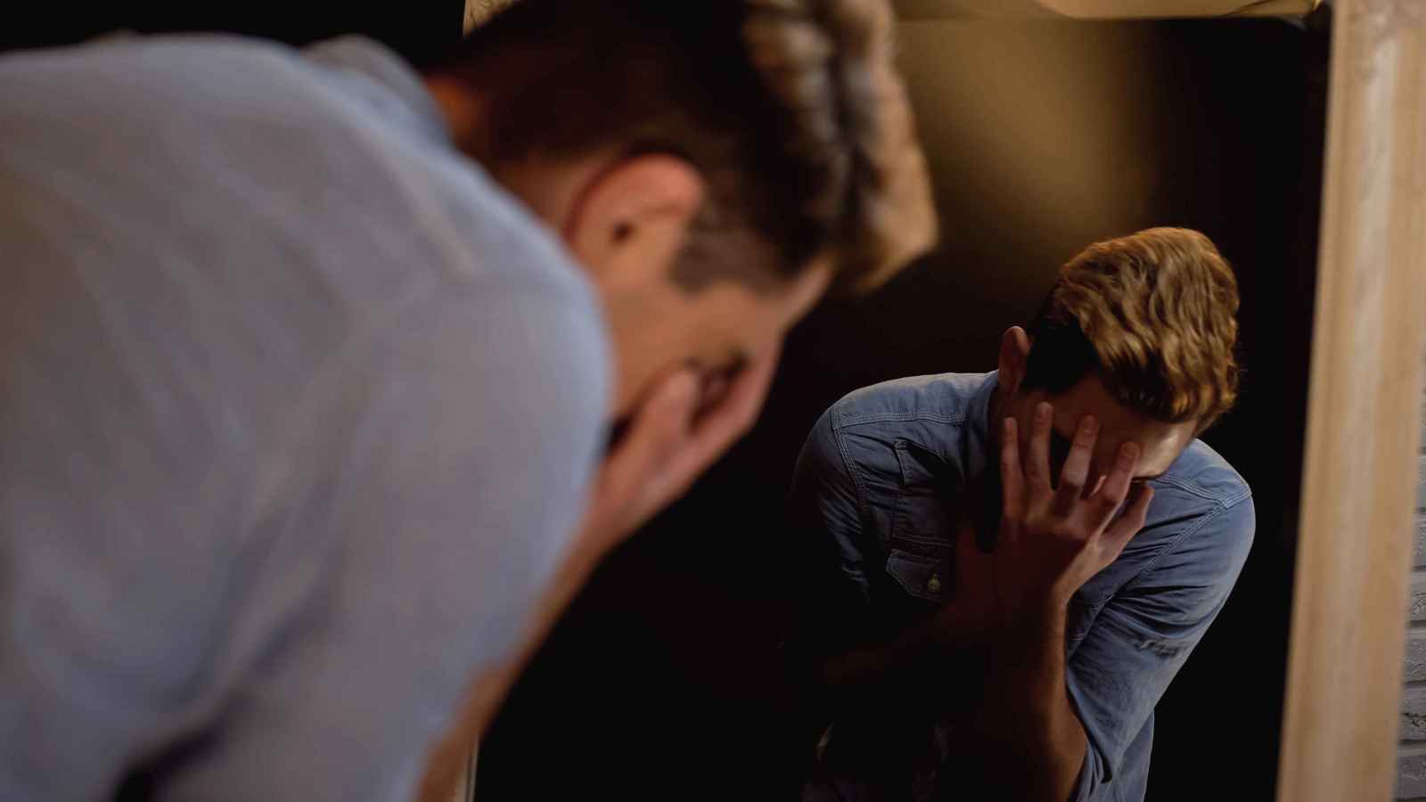 اكتشاف صلة غير متوقعة بين القلق الاجتماعي والنرجسية