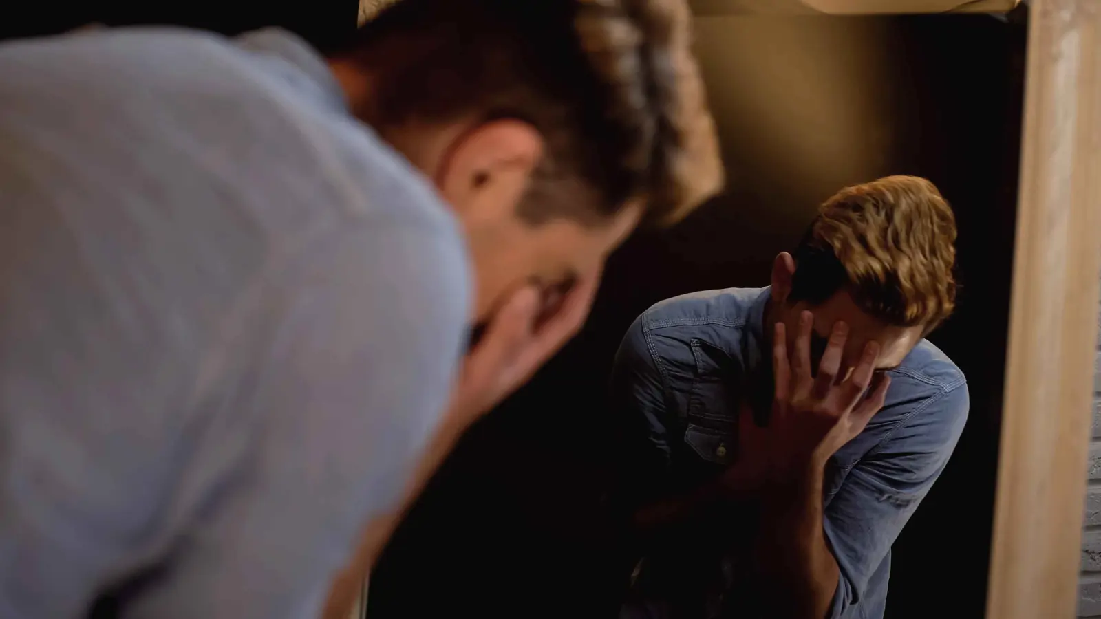 اكتشاف صلة غير متوقعة بين القلق الاجتماعي والنرجسية