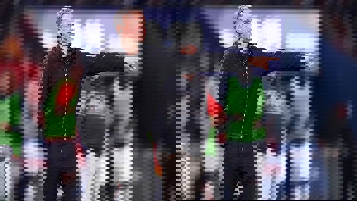 سر سماعات الأذن التي يرتديها إنريكي في مباريات سان جيرمان (صورة)