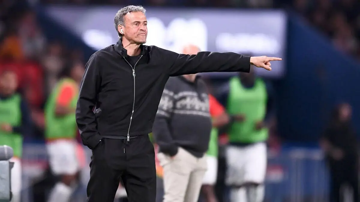 سر سماعات الأذن التي يرتديها إنريكي في مباريات سان جيرمان (صورة)