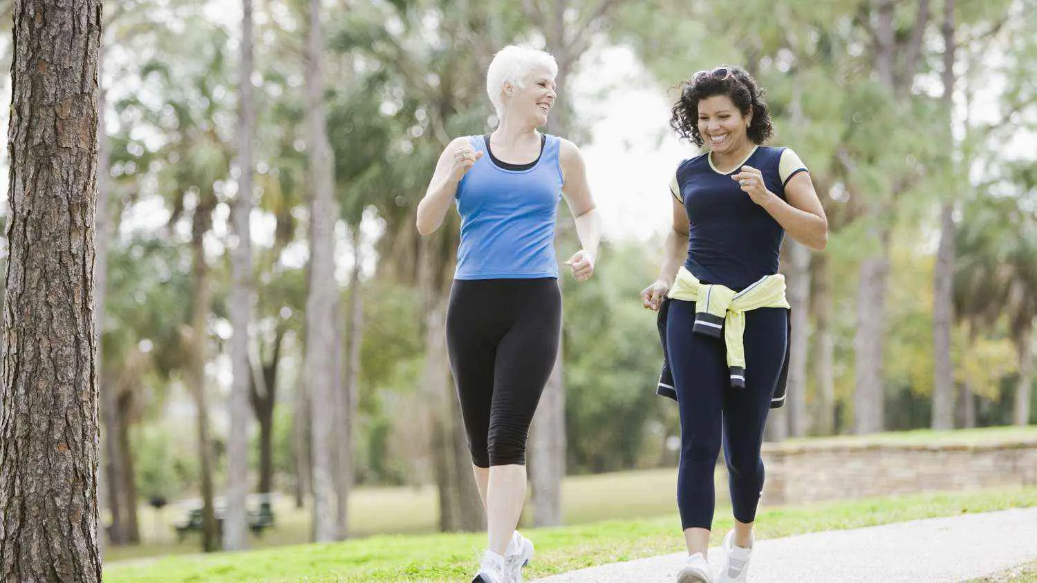 المشي بعد تناول الطعام.. فوائد خفية أكبر من مجرد عملية الهضم