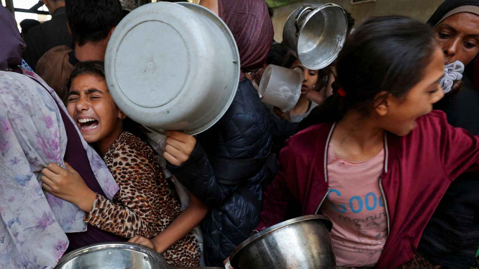 "حرب البطون" تحتدم.. سرقة المساعدات تفاقم معاناة الغزيين