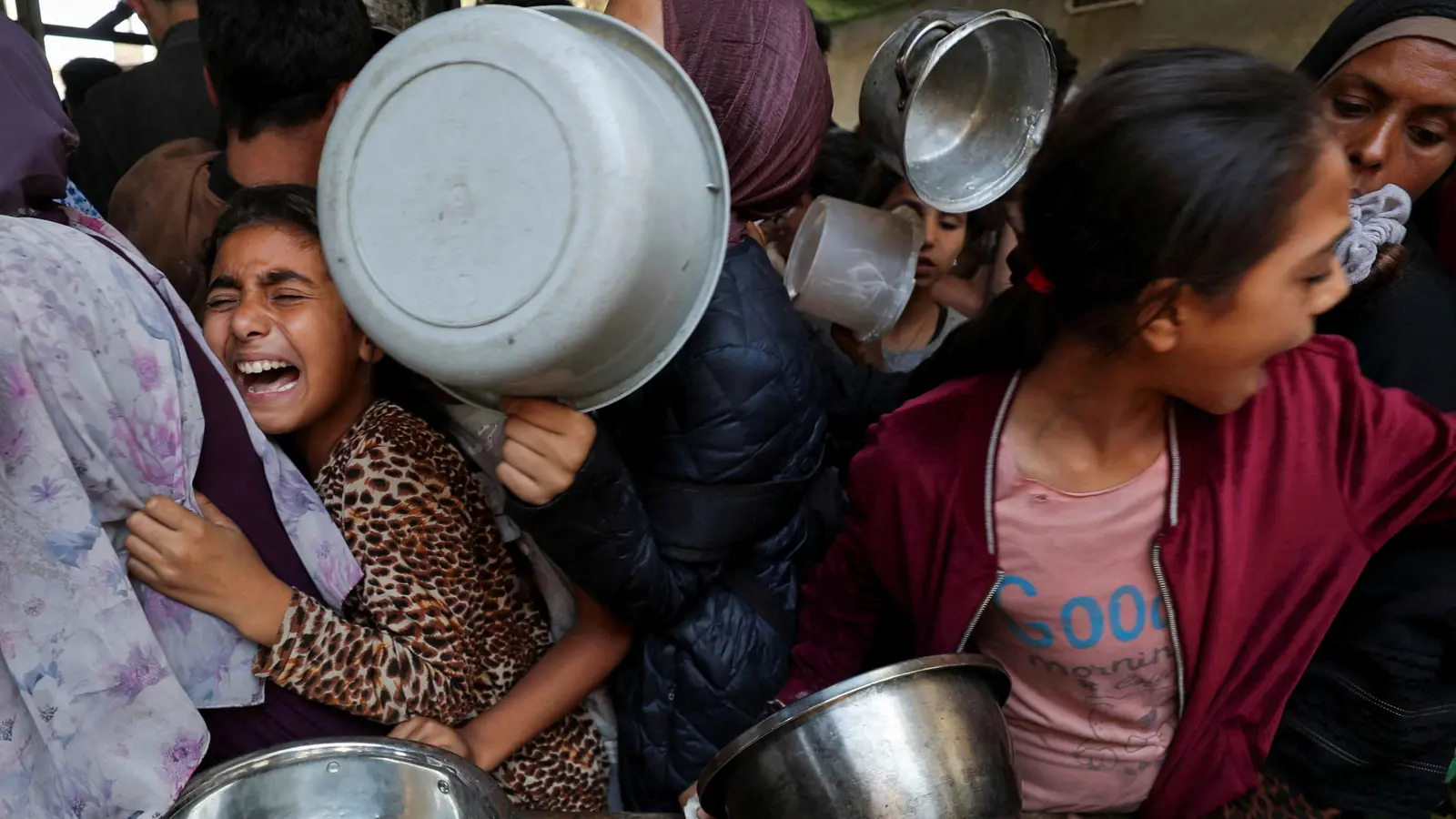 "حرب البطون" تحتدم.. سرقة المساعدات تفاقم معاناة الغزيين