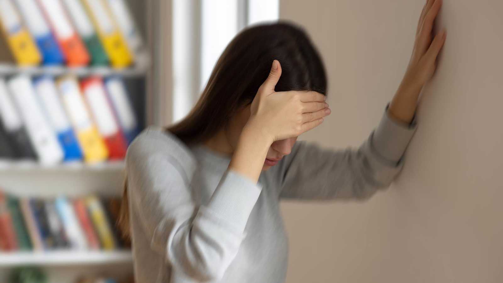 الدوخة الصباحية.. عرض شائع قد يكشف مشكلة في ضغط الدم