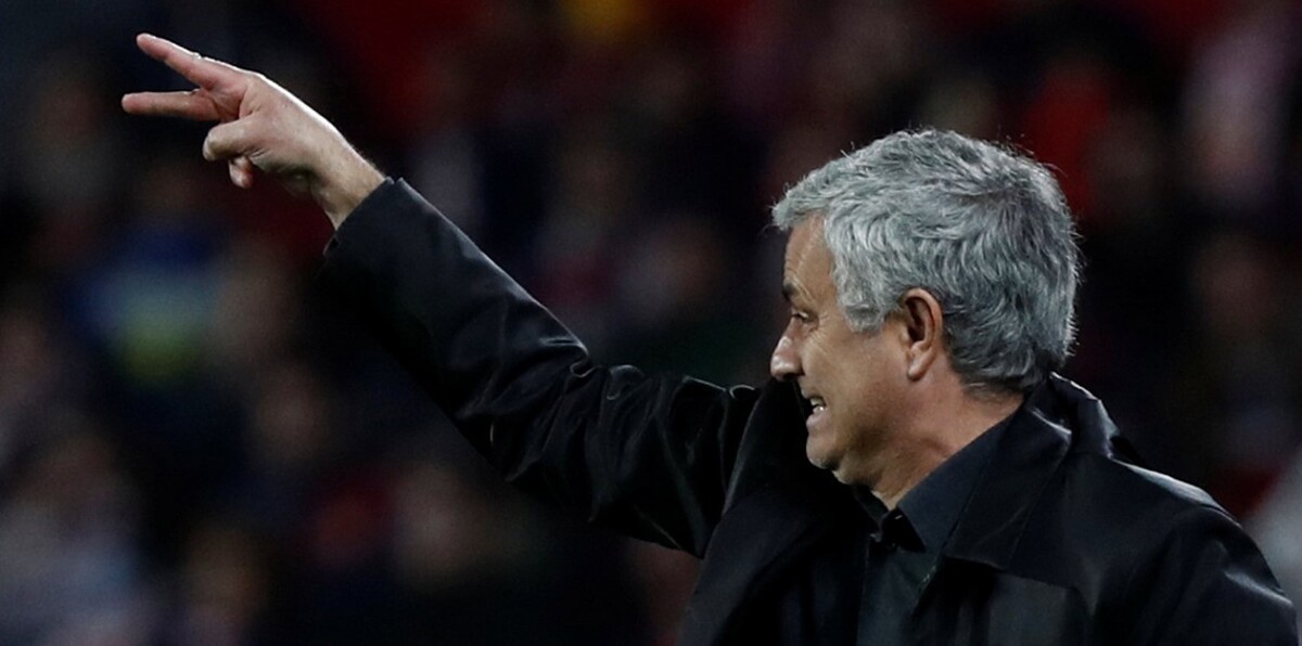 لماذا عانق مورينيو صحفيًا بعد مباراة مانشستر يونايتد وإشبيلية؟ (فيديو)