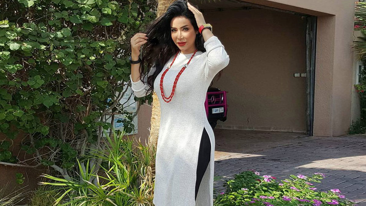 ناقد فني يهاجم لجين عمران ويصفها بـ"السفيهة" لحملها حقيبة بـ200 ألف دولار 